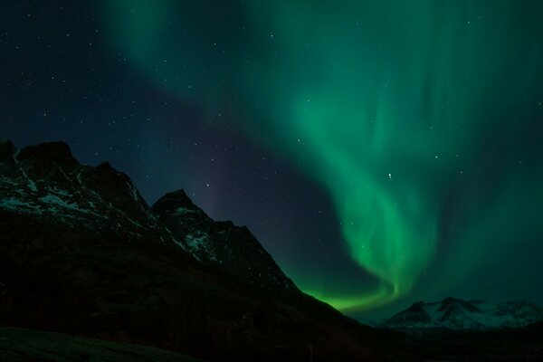 Paisaje de la Aurora boreal en el cielo