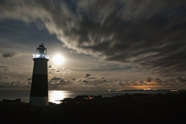 E só o farol ilumina o caminho sobre a água