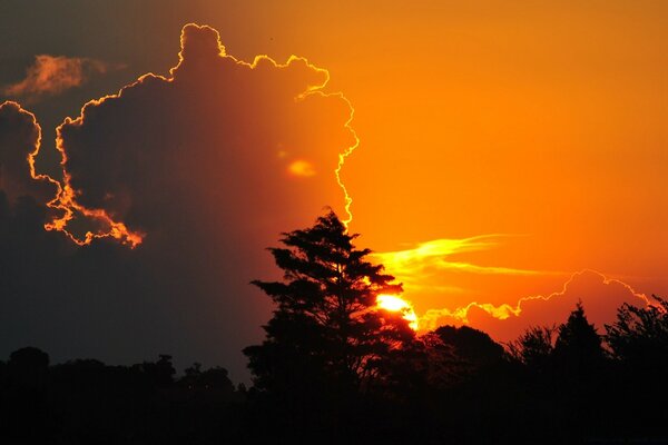 Silhouette am Himmel bei Sonnenuntergang