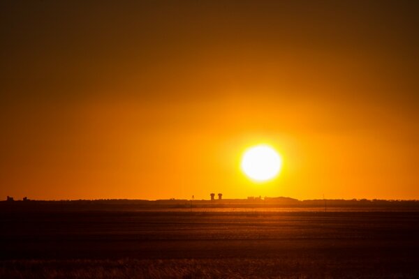 Rote Sonne bei Sonnenuntergang am Meer