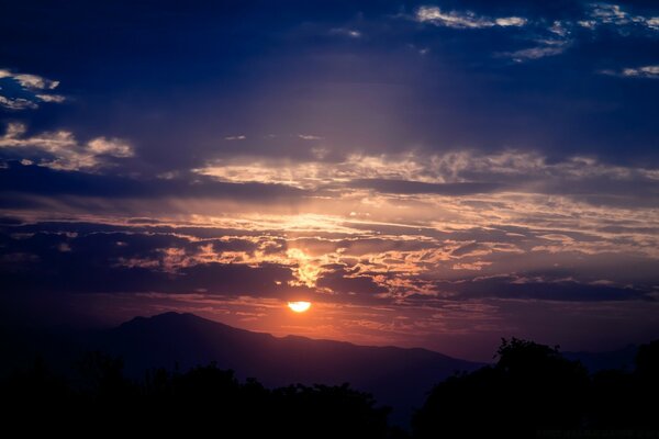 Pôr do sol da noite em belas montanhas