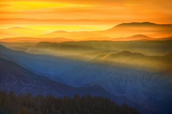 Montagnes colorées au coucher du soleil