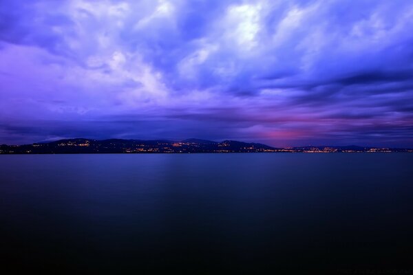 Ciel sombre sur la côte de la mer