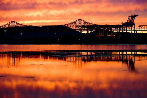 Roter Sonnenuntergang im Wasser reflektiert