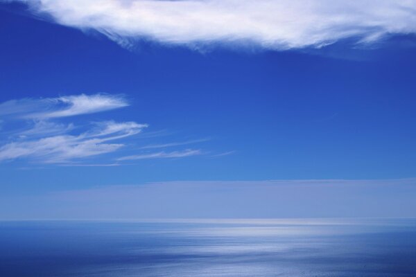 La superficie del cielo se fusiona con la superficie del agua armonía