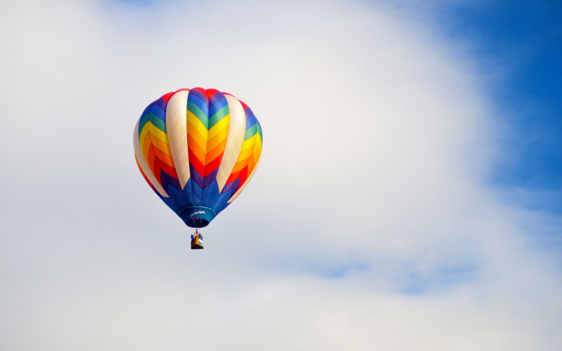 cielo palloncino cielo libertà aria volo hot-balloon volare vento all aperto luce del giorno nuoto viaggi avventura divertimento alta aereo