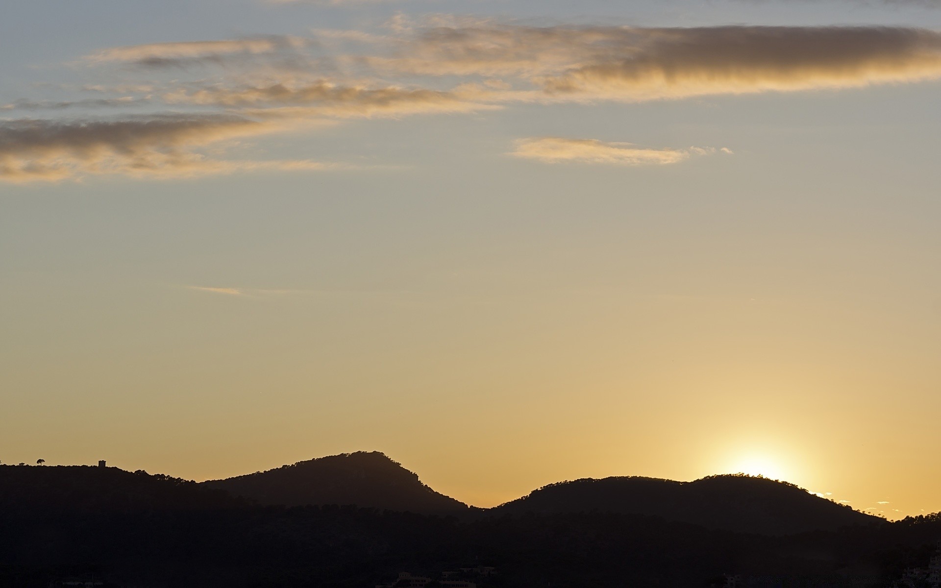 céu pôr do sol amanhecer paisagem névoa noite céu sol luz de fundo crepúsculo montanhas névoa água luz praia luz do dia silhueta ao ar livre árvore viagens