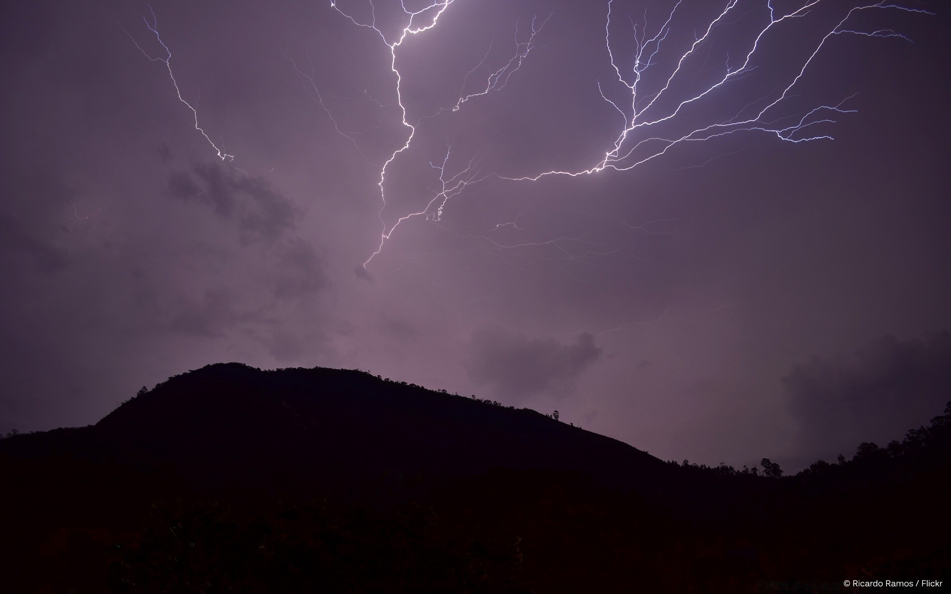 cielo puesta de sol paisaje noche cielo tormenta montañas luz amanecer relámpago crepúsculo silueta oscuro naturaleza árbol al aire libre clima lluvia viajes volcán