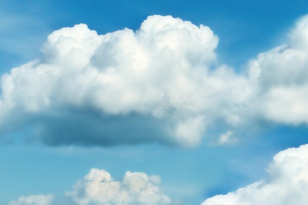 Beaux nuages sur le ciel bleu en été