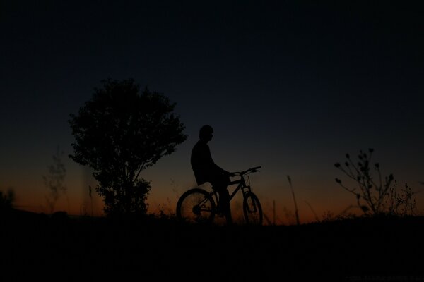 Silhouette im Morgengrauen des Himmels