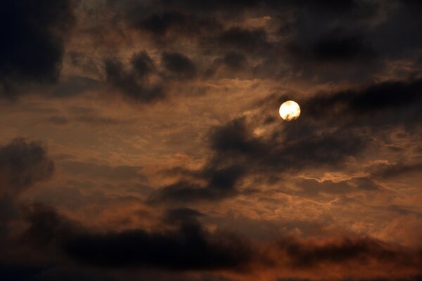 Céu à noite pôr do sol no crepúsculo