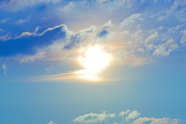 Ciel bleu avec des nuages et le soleil