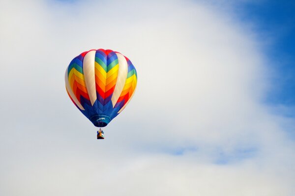 Ein Ballon seziert den Himmel