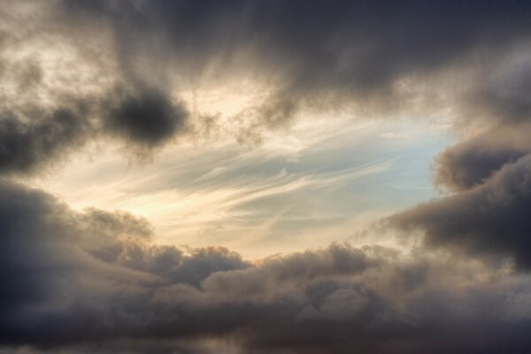 Clarté avec des nuages d orage