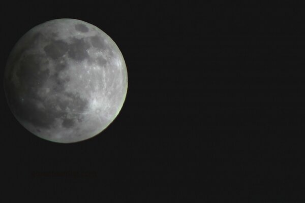 Der Mond am dunklen Himmel ist ungewöhnlich