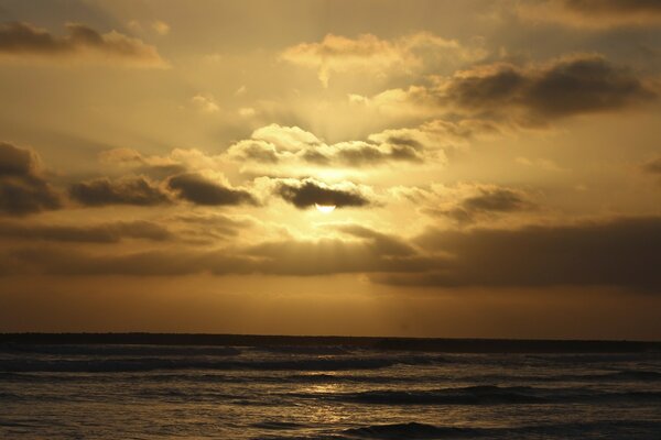 Die Stille des Meeres und die Sonne, die sich hinter den Wolken verbarg