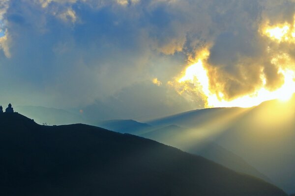 Ein wunderbarer Sonnenaufgang in den Alpen