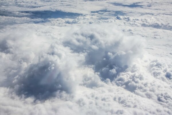 Blick auf die Wolken vom Flugzeugfenster