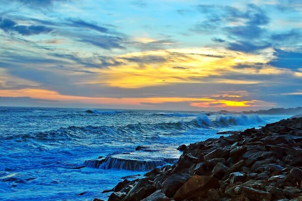 Pôr do sol celestial à beira-mar