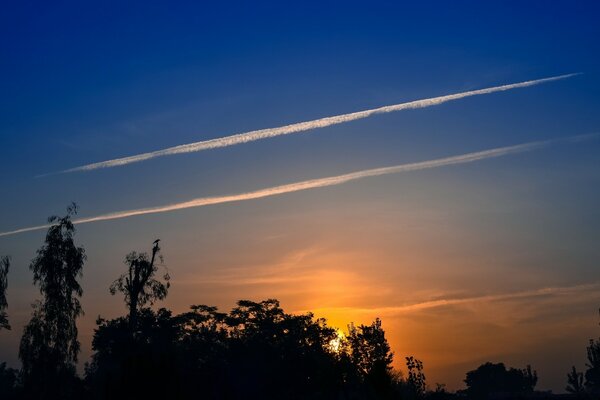 Flammenausbruch am Abendhimmel