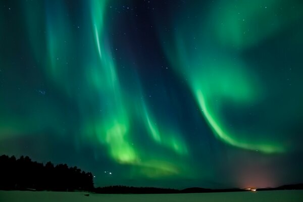 Luminosa e pittoresca aurora boreale