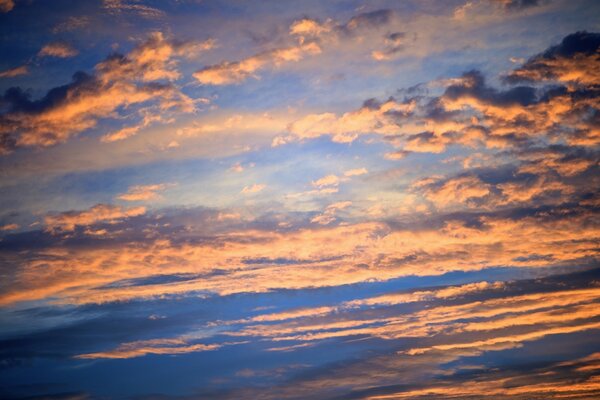 Rote Streifen am blauen Himmel