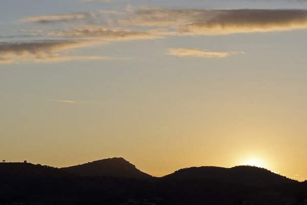 Paesaggio tramonto sullo sfondo delle montagne