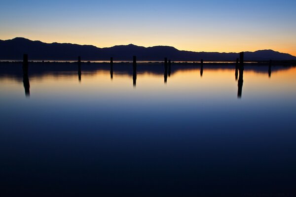 Reflejo del cielo en las aguas del lago