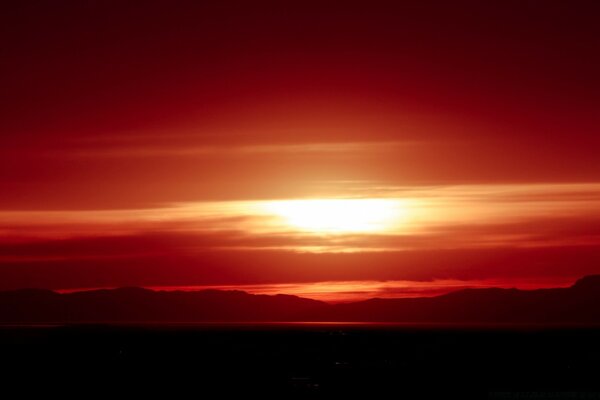 Beau coucher de soleil sur le ciel du soir