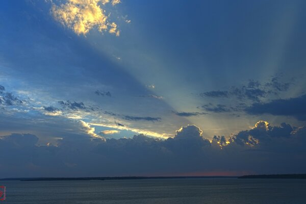 Belo pôr do sol azul no mar