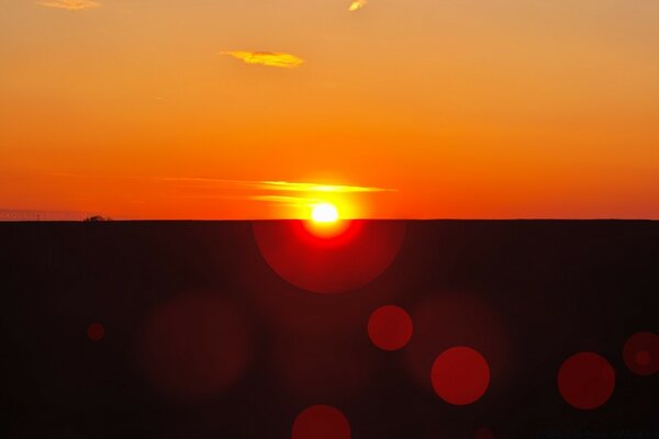 Blendung vom Abenduntergang. Die Sonne