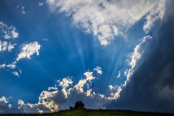 Blauer Himmel und Sonnenlicht