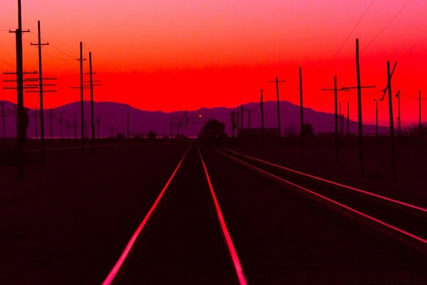 黄昏时的铁路轨道设施