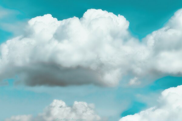 Cirrus sur le ciel bleu