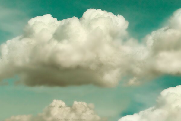 Nubes al aire libre cuando hace buen tiempo