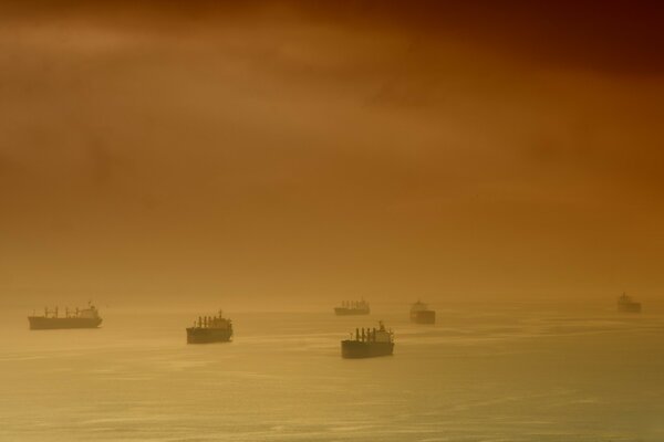 Conjunto de navios no mar do Por do sol