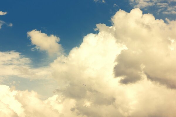 Nuages roses dans le ciel bleu