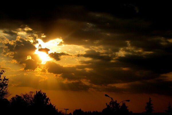 Die Sonne bricht durch die Wolken