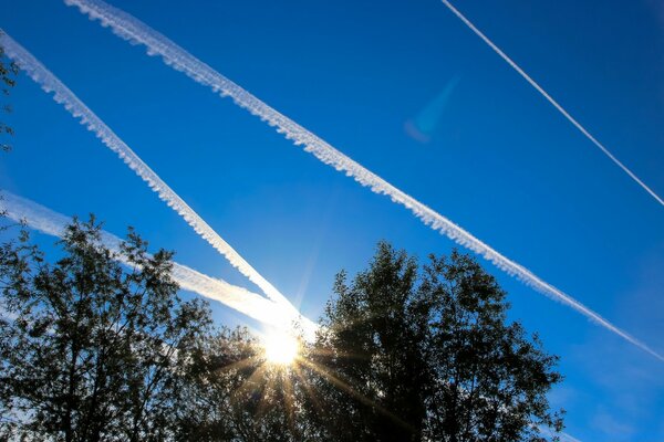 Molte tracce di aeroplano nel cielo