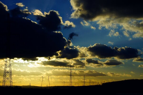 Le ciel plane sur les silhouettes des sommets