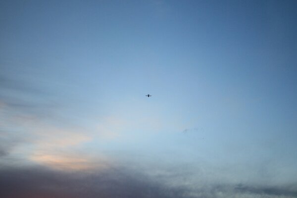 Avião voando no céu nublado