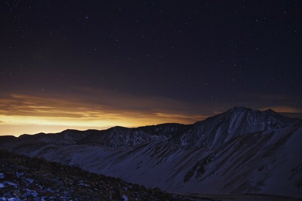 Paisaje nevado de montaña en el crepúsculo