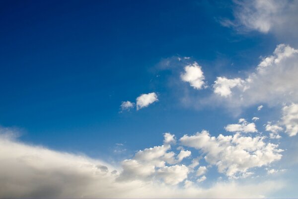 Blauer Himmel an einem sonnigen Tag mit weißen Wolken