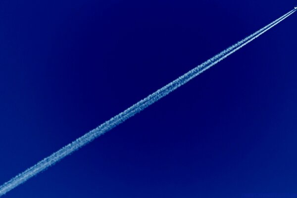 Traccia di un aereo nel cielo notturno