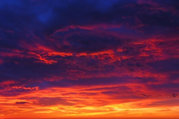 Purpurroter und orangefarbener Abendhimmel