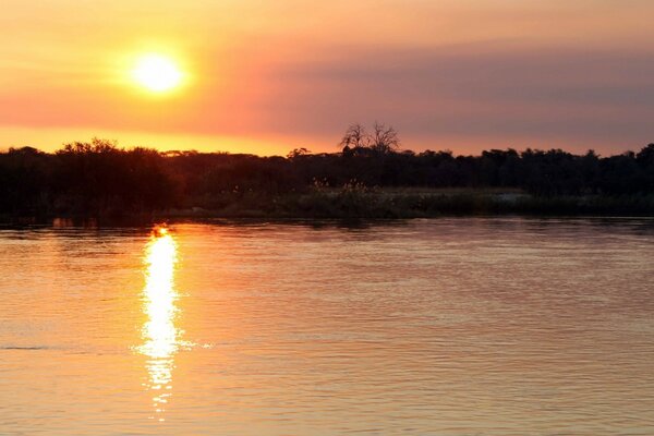 Pôr do sol na superfície do lago