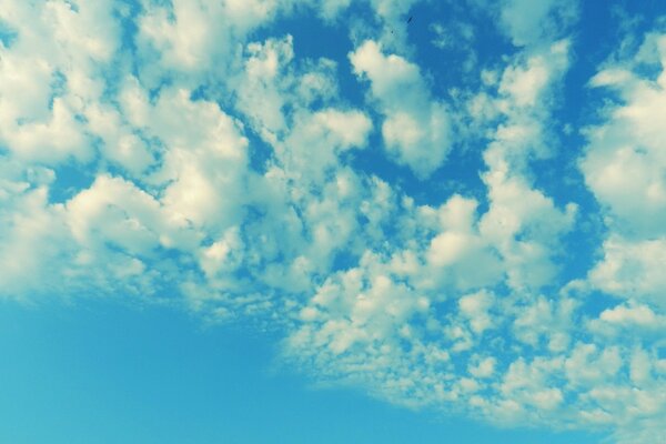 Céu azul e pequenas nuvens