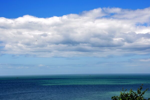 Cielo azul nubes blancas como la nieve y el mar azul