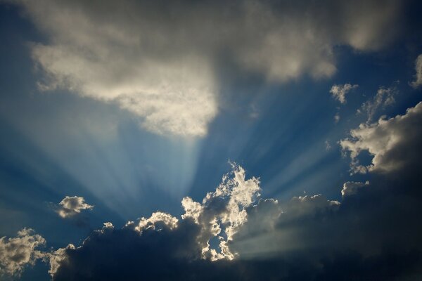 Die Strahlen der Sonne durch die Wolken