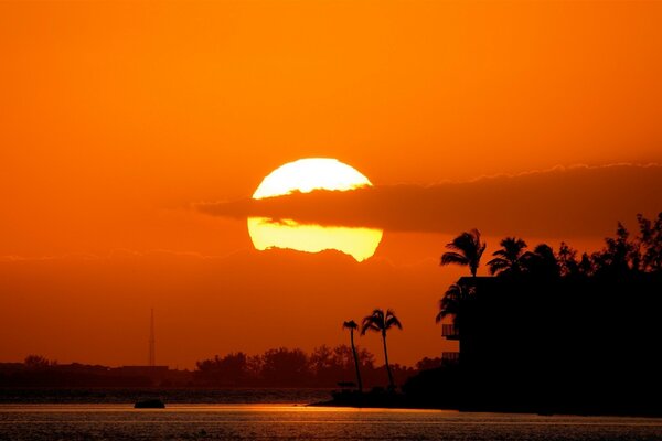 Cielo rosso al Tramonto della sera